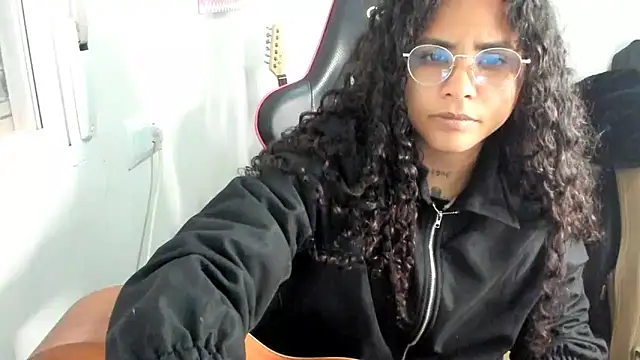 Snapshot of Ama_music chatting on 11, 5, 2026 Ama music online show from 11, 5, 2026