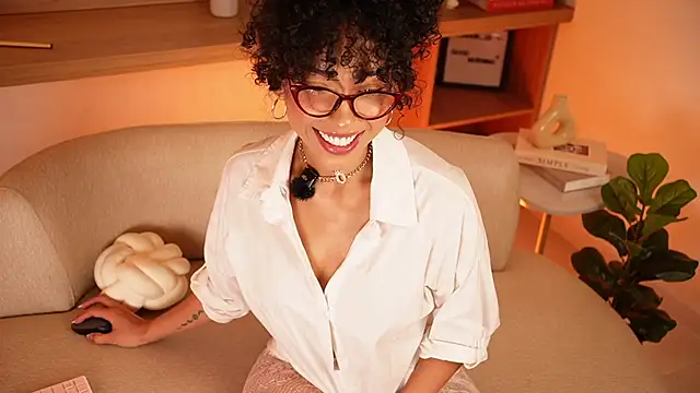 Snapshot of OSHUN_ chatting on 30, 5, 2026 OSHUN online show from 30, 5, 2026