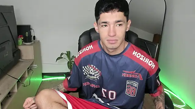 Snapshot of Damon__333 chatting on 18, 12, 2025 Damon 333 online show from 18, 12, 2025