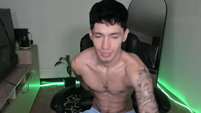 Snapshot of Damon__333 chatting on 21, 12, 2025 Damon 333 online show from 21, 12, 2025