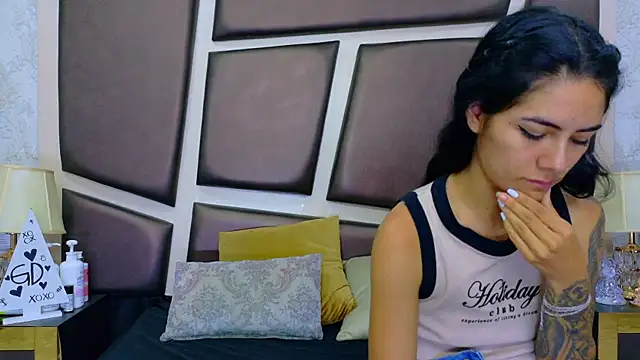Snapshot of NicoleEsposito chatting on 2, 5, 2026 NicoleEsposito online show from 2, 5, 2026
