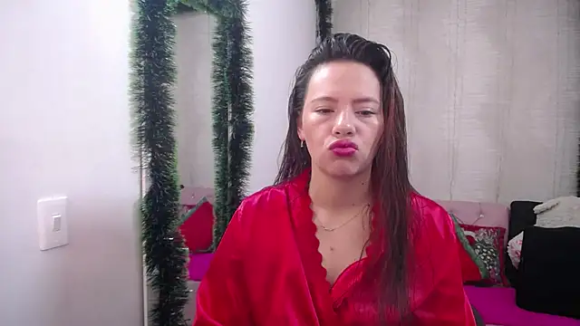 Snapshot of lauraguzman chatting on 2, 1, 2025 lauraguzman online show from 2, 1, 2025