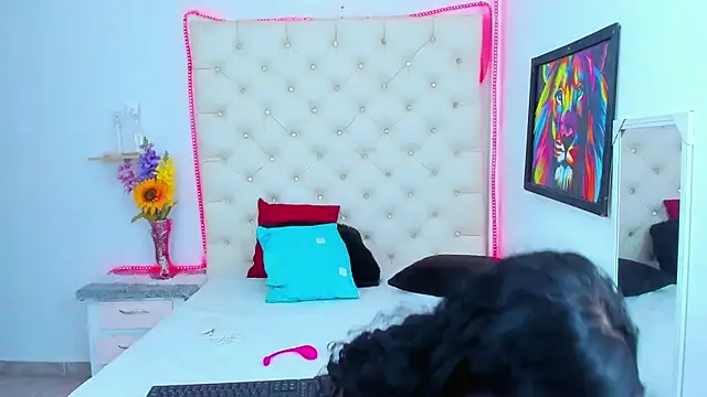 Snapshot of DAFNNEE_ROSS chatting on 12, 1, 2025 DAFNNEE ROSS online show from 12, 1, 2025