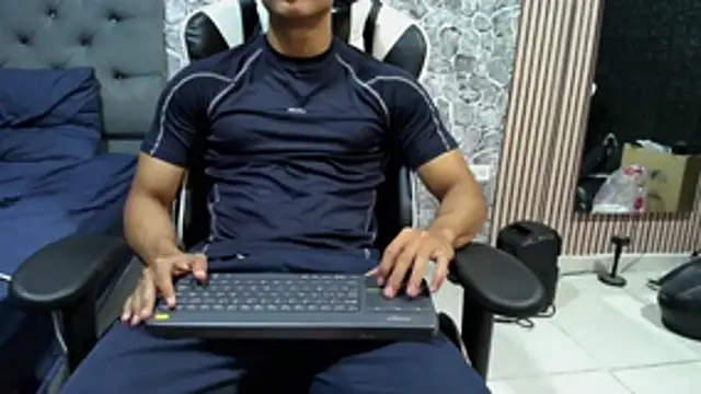 Snapshot of chriss_jones1 chatting on 15, 5, 2026 chriss jones1 online show from 15, 5, 2026