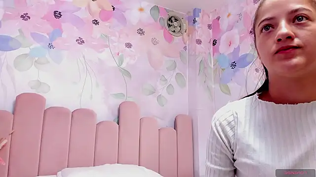 Annie Cute18  online show from 17, 1, 2025