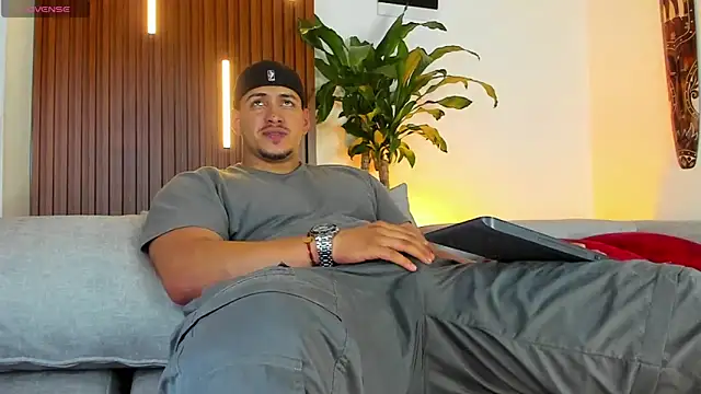 lucasanto  online show from 4, 11, 2025