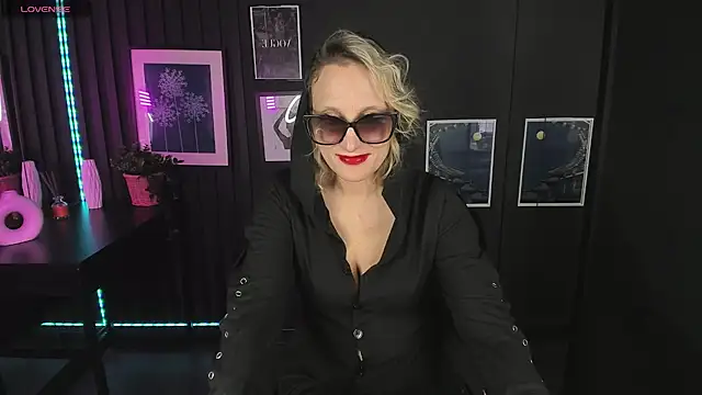 Queen Anna  online show from 22, 12, 2024