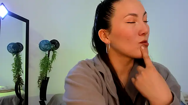 Elle Lee  online show from 3, 1, 2025