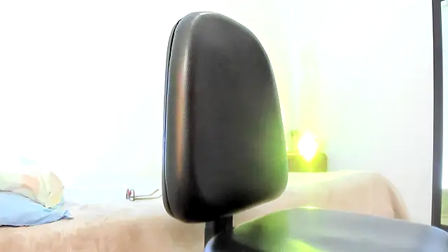 Elle Lee  online show from 4, 1, 2025