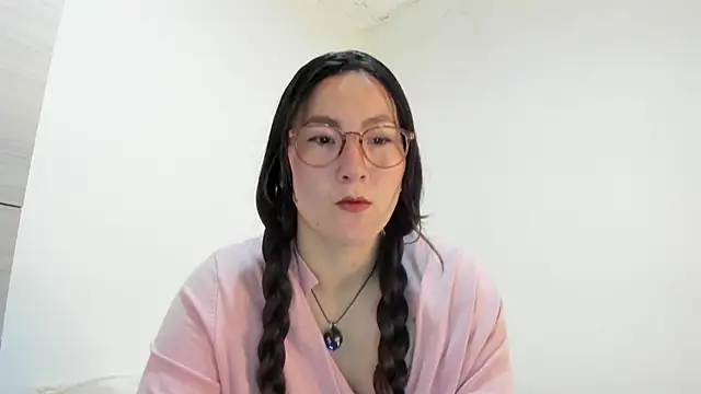 Elle Lee  online show from 30, 9, 2025