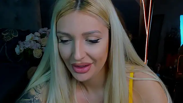 Snapshot of glossy_blondegirl chatting on 8, 10, 2025 glossy blondegirl online show from 8, 10, 2025