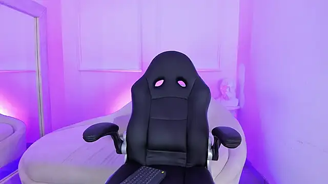 Hanna Moonlight  online show from 4, 2, 2025