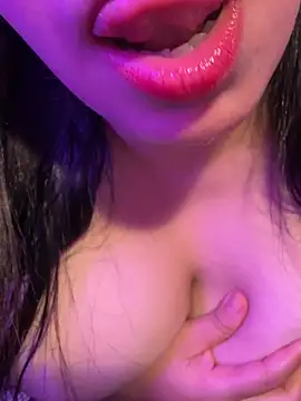 Snapshot of Veyolla_Beau chatting on 7, 7, 2026 Veyolla Beau online show from 7, 7, 2026