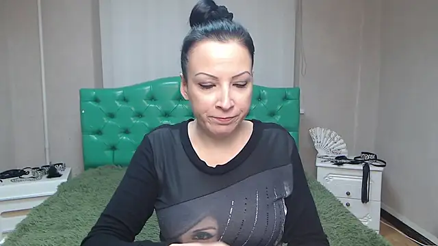 Snapshot of ElizabethSho chatting on 7, 12, 2024 ElizabethSho online show from 7, 12, 2024