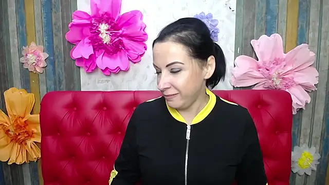 Snapshot of ElizabethSho chatting on 15, 10, 2025 ElizabethSho online show from 15, 10, 2025