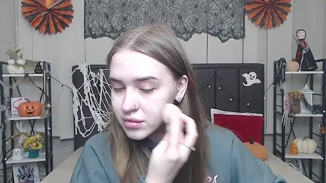 Snapshot of LauraHlot chatting on 2, 11, 2025 LauraHlot online show from 2, 11, 2025