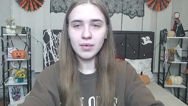 Snapshot of LauraHlot chatting on 10, 11, 2025 LauraHlot online show from 10, 11, 2025