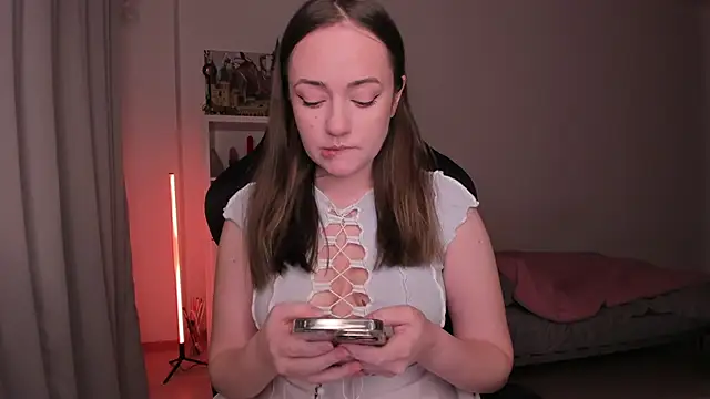 WalkingGirl online show from 2, 2, 2025