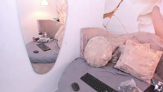 melaniecooperr online show from 2, 12, 2024