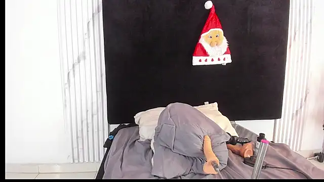 melaniecooperr online show from 16, 12, 2024