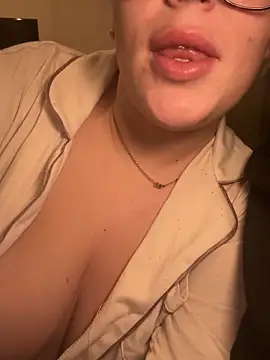 Snapshot of lilylush24 chatting on 22, 1, 2025 lilylush24 online show from 22, 1, 2025