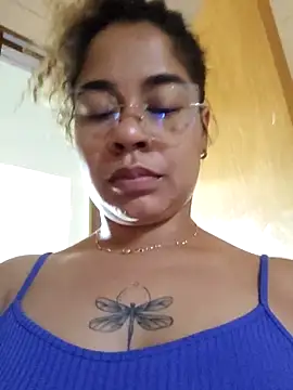 VitoriaFernandes online show from 19, 11, 2025