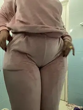 Snapshot of Layla-daloua chatting on 6, 2, 2026 Layla-daloua online show from 6, 2, 2026