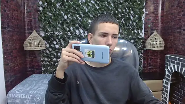 Snapshot of JackSwan18 chatting on 5, 1, 2025 JackSwan18 online show from 5, 1, 2025