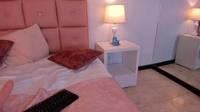 laura smith33 online show from 8, 3, 2025