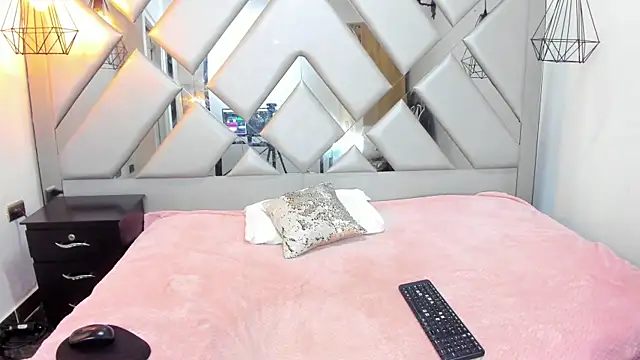 Nahomi-Hill online show from 19, 12, 2025