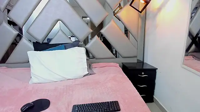 Nahomi-Hill online show from 26, 3, 2026