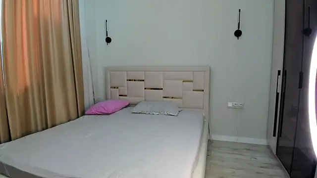 Lola Peach online show from 26, 11, 2025