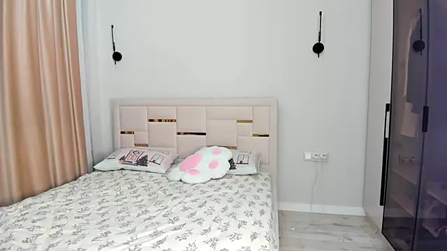 Lola Peach online show from 15, 12, 2025