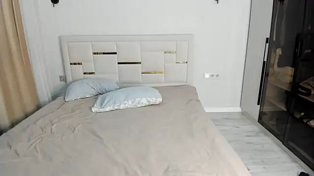 Lola Peach online show from 8, 4, 2026