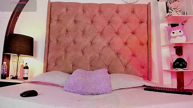 LadyAvalon online show from 1, 2, 2025