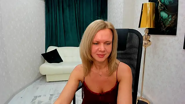 Snapshot of AgathaKlouin chatting on 8, 1, 2025 AgathaKlouin online show from 8, 1, 2025