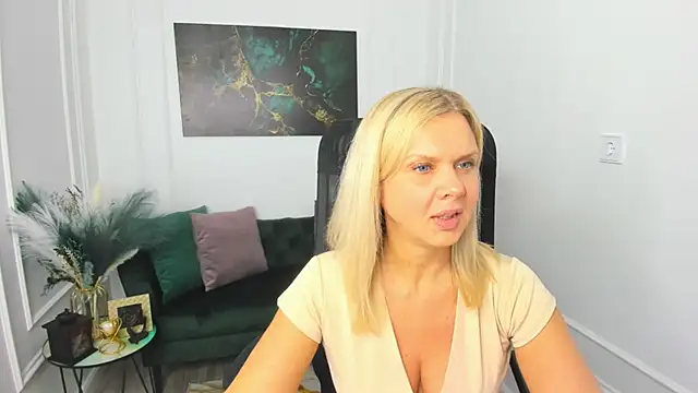 AgathaKlouin online show from 3, 3, 2026