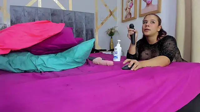 Caroliine Torres online show from 8, 2, 2025