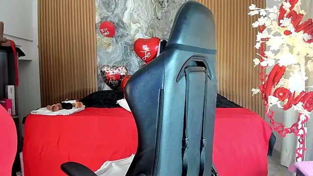 Danna topless online show from 25, 2, 2026