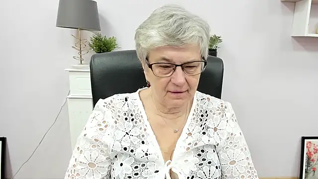 Snapshot of IrisDream chatting on 3, 7, 2026 IrisDream online show from 3, 7, 2026