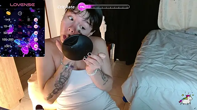 Snapshot of TRIXIE_TANG28 chatting on 16, 12, 2025 TRIXIE TANG28 online show from 16, 12, 2025