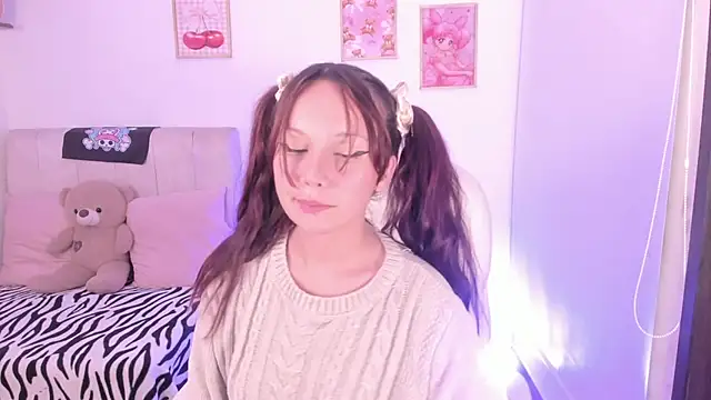 missdaphnee  online show from 17, 1, 2025