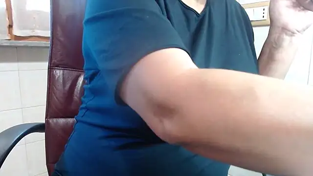 Snapshot of Foxlady2271 chatting on 28, 10, 2025 Foxlady2271 online show from 28, 10, 2025