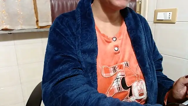 Snapshot of Foxlady2271 chatting on 4, 12, 2025 Foxlady2271 online show from 4, 12, 2025