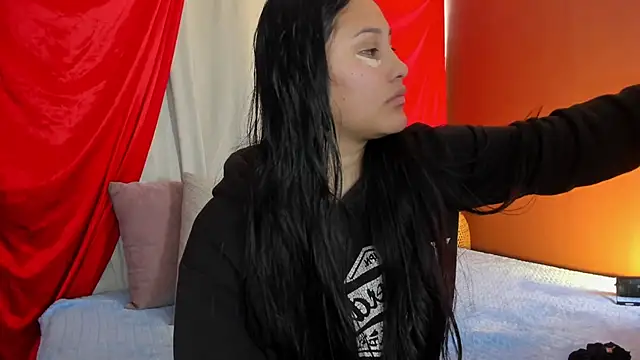 Little Ivy online show from 6, 11, 2025