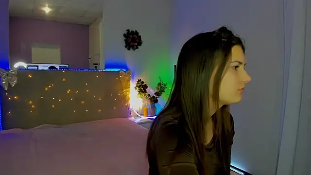 Snapshot of Laura_Leee chatting on 18, 12, 2025 Laura Leee online show from 18, 12, 2025