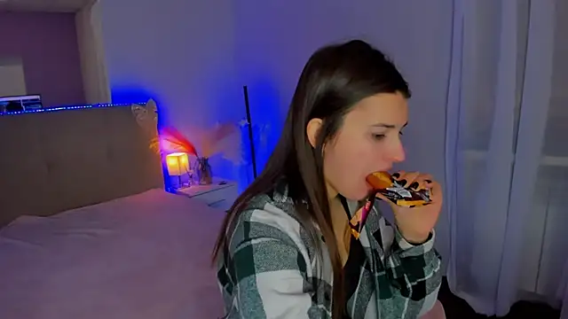 Snapshot of Laura_Leee chatting on 3, 2, 2026 Laura Leee online show from 3, 2, 2026