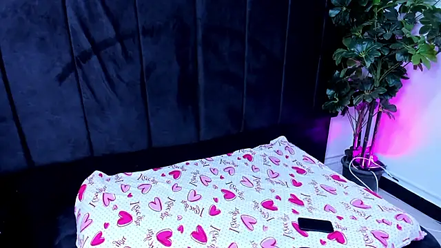 Snapshot of Paris_Petit chatting on 29, 7, 2026 Paris Petit online show from 29, 7, 2026