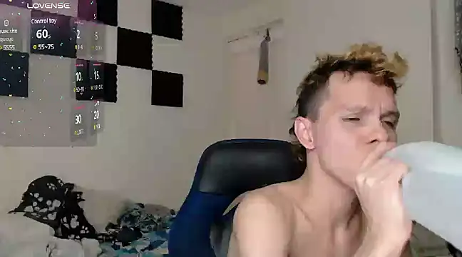 Snapshot of bryamado69 chatting on 8, 1, 2025 bryamado69 online show from 8, 1, 2025