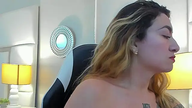 Snapshot of AmbarSantany chatting on 1, 10, 2025 AmbarSantany online show from 1, 10, 2025